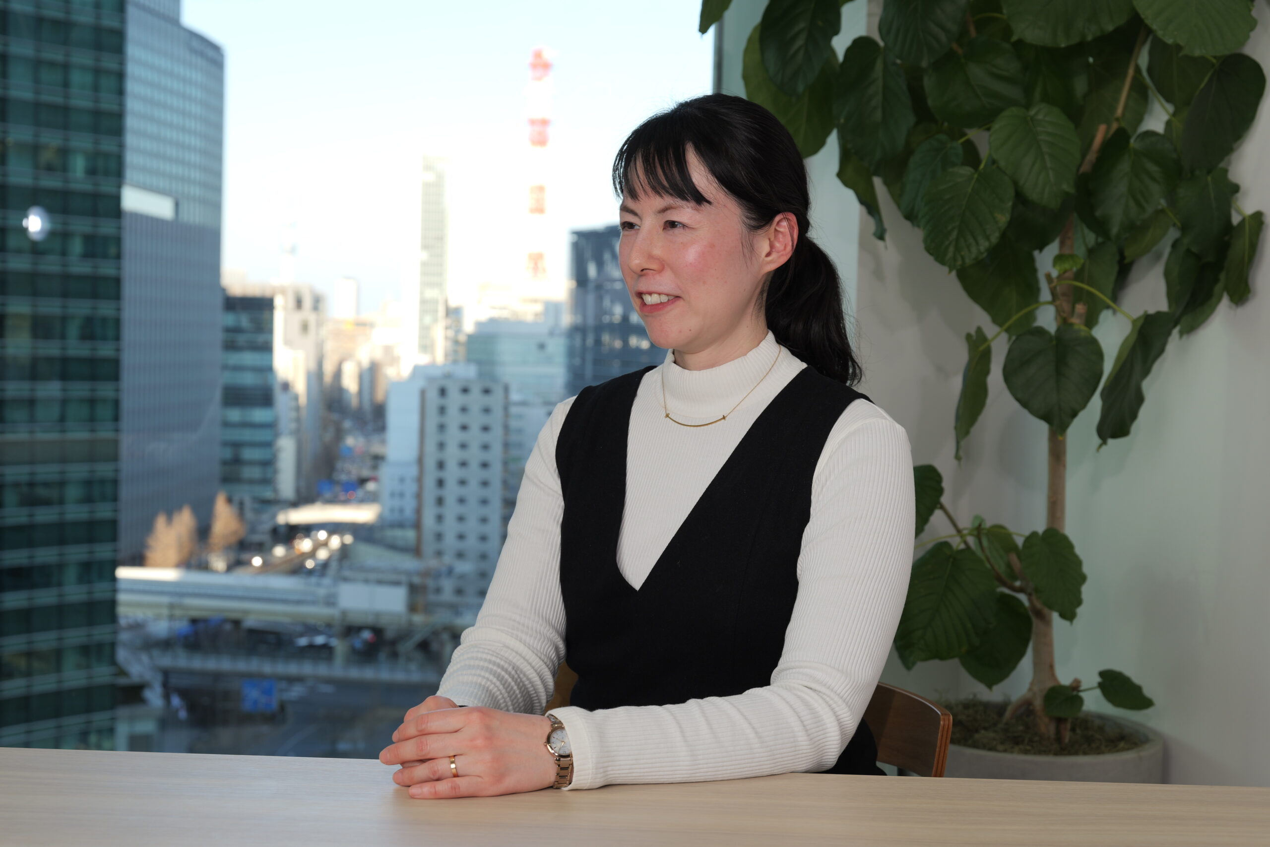 日置様がインタビューを受けられる様子